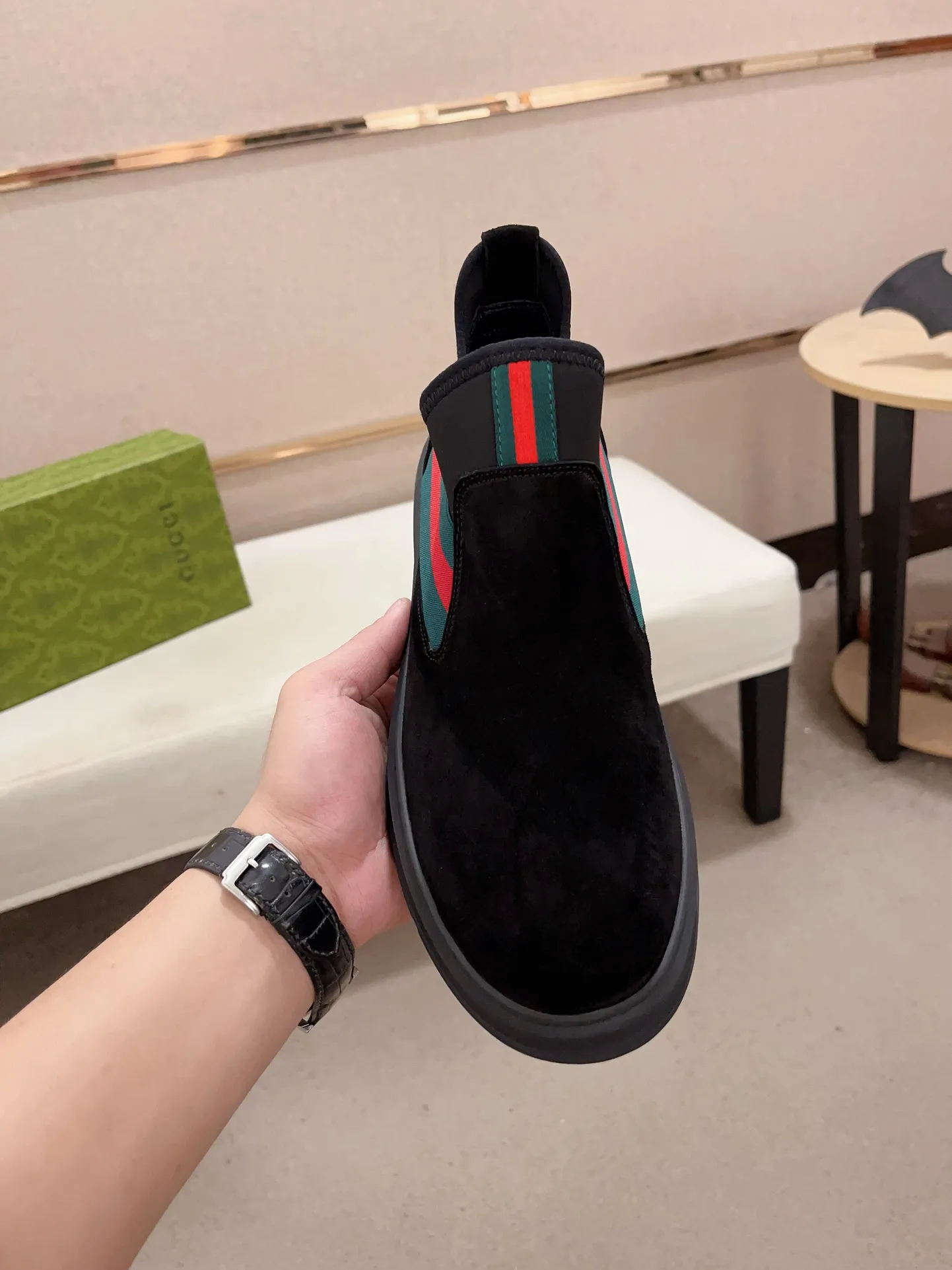 Factory price 480💰 (sheepskin lining * velvet lining optional! Can be made without label) High-quality new GUCCI (Gucci) counters will be launched simultaneously. The new men's shoes and 😘fabric are made of high-tech glue-spraying technology. Lining: sheepskin lining* velvet lining. 👍🏿 High-end ☄️ air-cushion molded anti-slip rubber outsole, exquisite lines, simple and elegant, comfortable and high-end for leisure travel. Code number: 38 to 44 (45 can be customized and cannot be returned or exchanged)